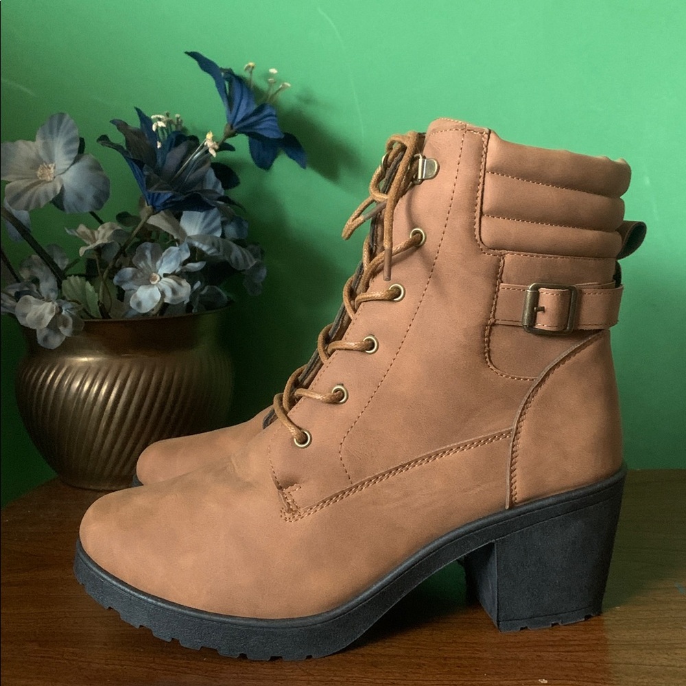 NWT Ashley Blue Size 11 Cognac Boots